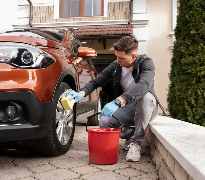 Lavage auto à domicile Ruffieux : professionnel intervenant sur un véhicule
